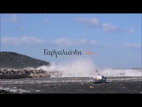 Πελώρια κύματα σκεπάζουν το λιμάνι της Μαραθόπολης