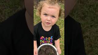 Download Lagu Girl Holding Worms Asks A Funny Question! 🪱🤣 MP3
