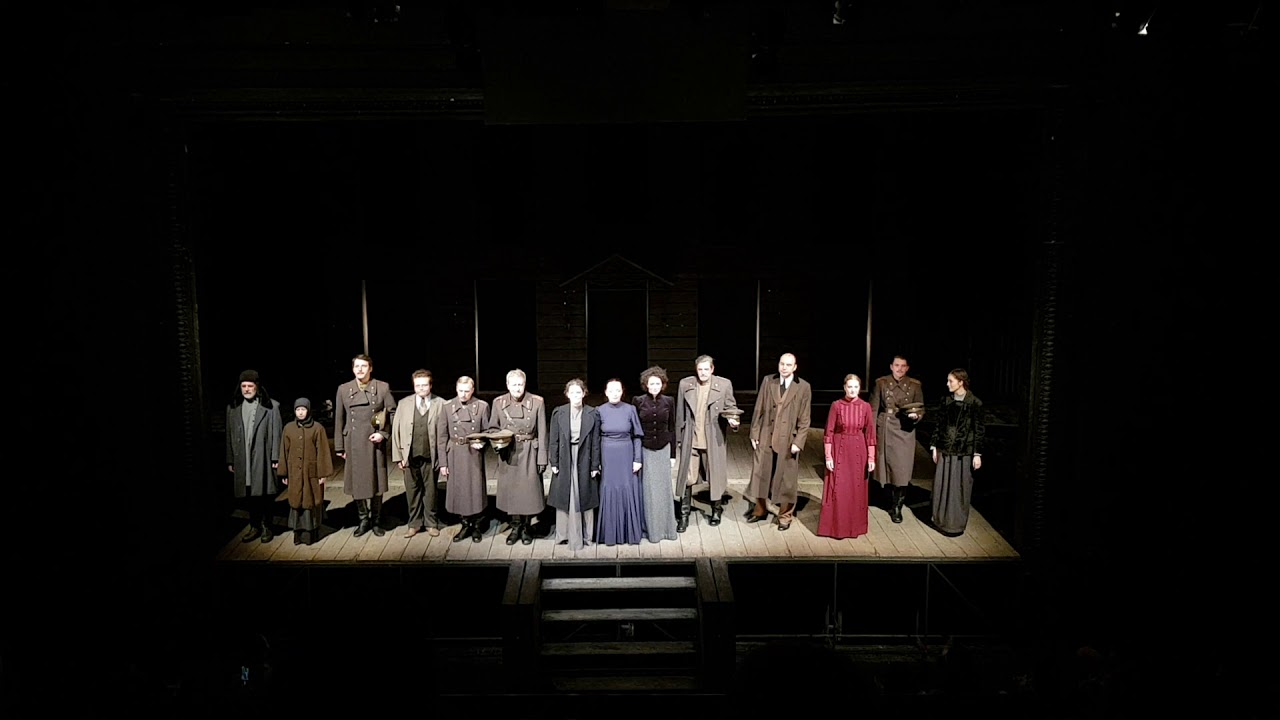 "ТРИ СЕСТРЫ" в МДТ - поклон актёров - YouTube