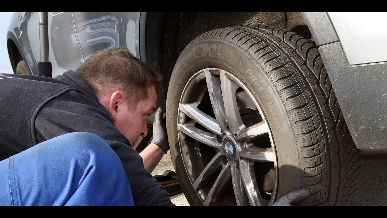 À Lille, un atelier solidaire apprend à réparer soi-même sa voiture