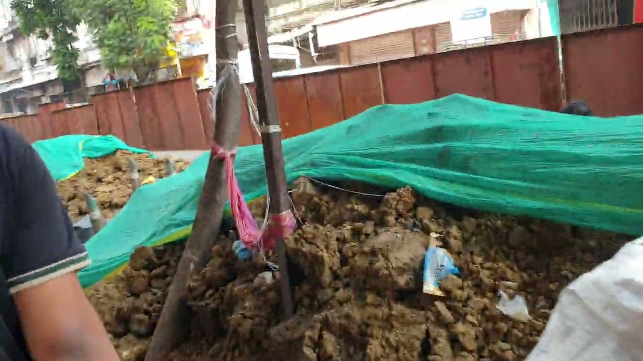 NAGPADA MUMBAI, ROAD DIGGING NEAR SARVI RESTAURANT TRAFFIC JAM.VIDEO BY ADIL DARUWALLA.