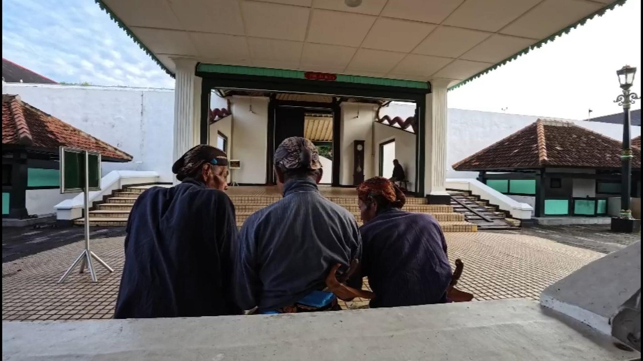 Kehidupan Pagi Para Abdi Dalem Keraton Yogyakarta Hadiningrat