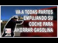 Va a todas partes empujando su coche para ahorrar gasolina