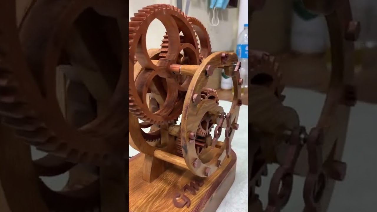 Relógio com engrenagens feitas em madeira. Wooden Gear. Wooden Clock.