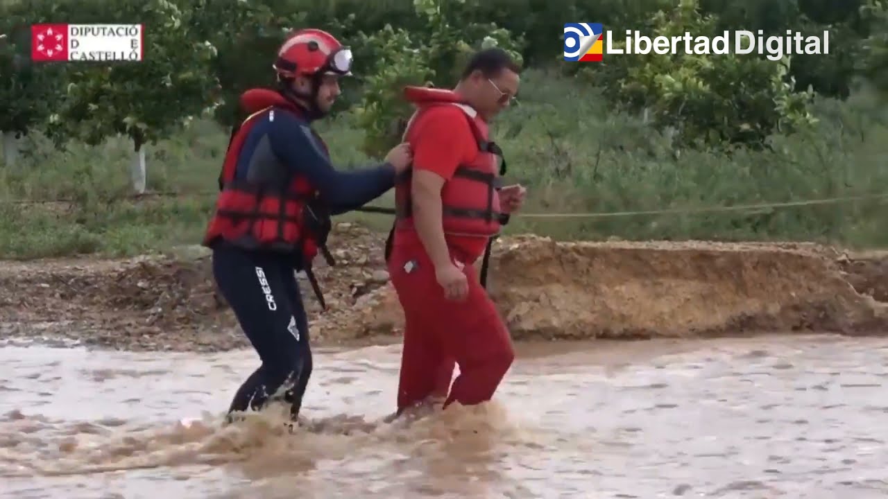 Efectivos de bomberos rescatan a varias personas atrapadas por las inundaciones en Vinaròs