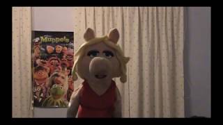 Miss Piggy sings Christmas (Baby Please Come Home)