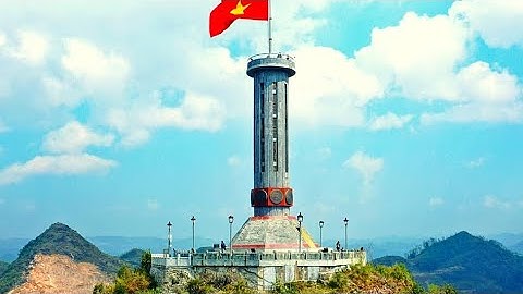 Thiêng liêng Cột cờ Lũng Cú trên đỉnh núi Rồng ở Hà Giang