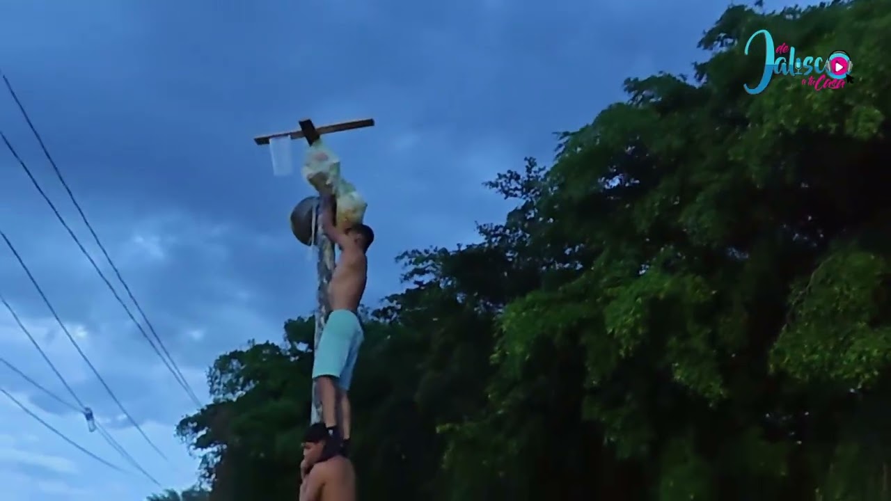 “El Reto del Palo Encebado ¡Diversión, caídas para ganar los mejores premios en la cima!”