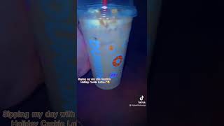 Holiday vibes in a cup ✨ Who else can’t resist seasonal flavors?