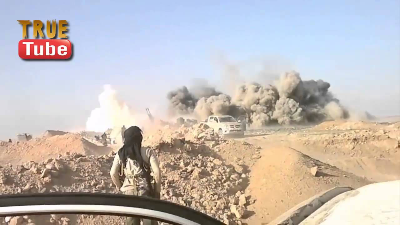 دير الزور : الطيران الحربي يستهدف رتل للارهابيين ومن ثم يعود ويقصف نفس مكان تجمعهم بصاروخ مبارك