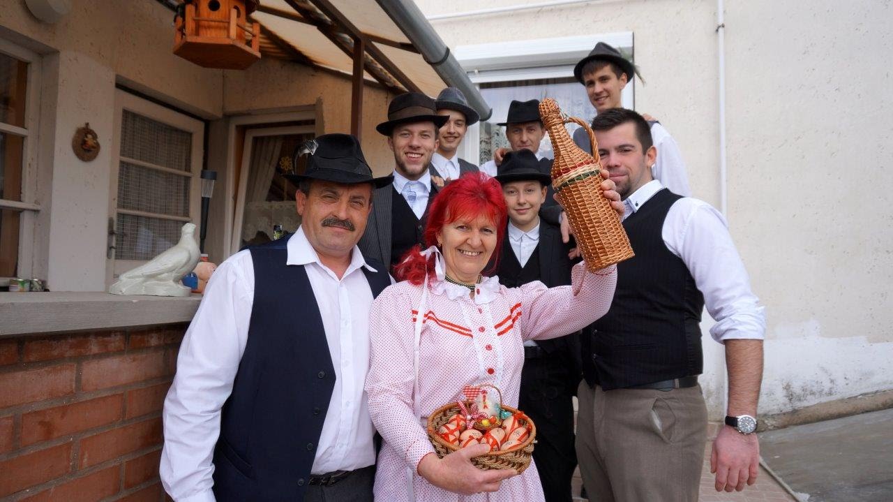 Húsvéti locsolkodás Dombrádon  -  2016