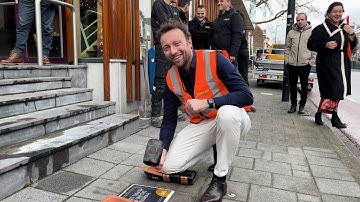 Kleurrijke stoeptegels met theatrale uitspraken rondom de Stadsgehoorzaal