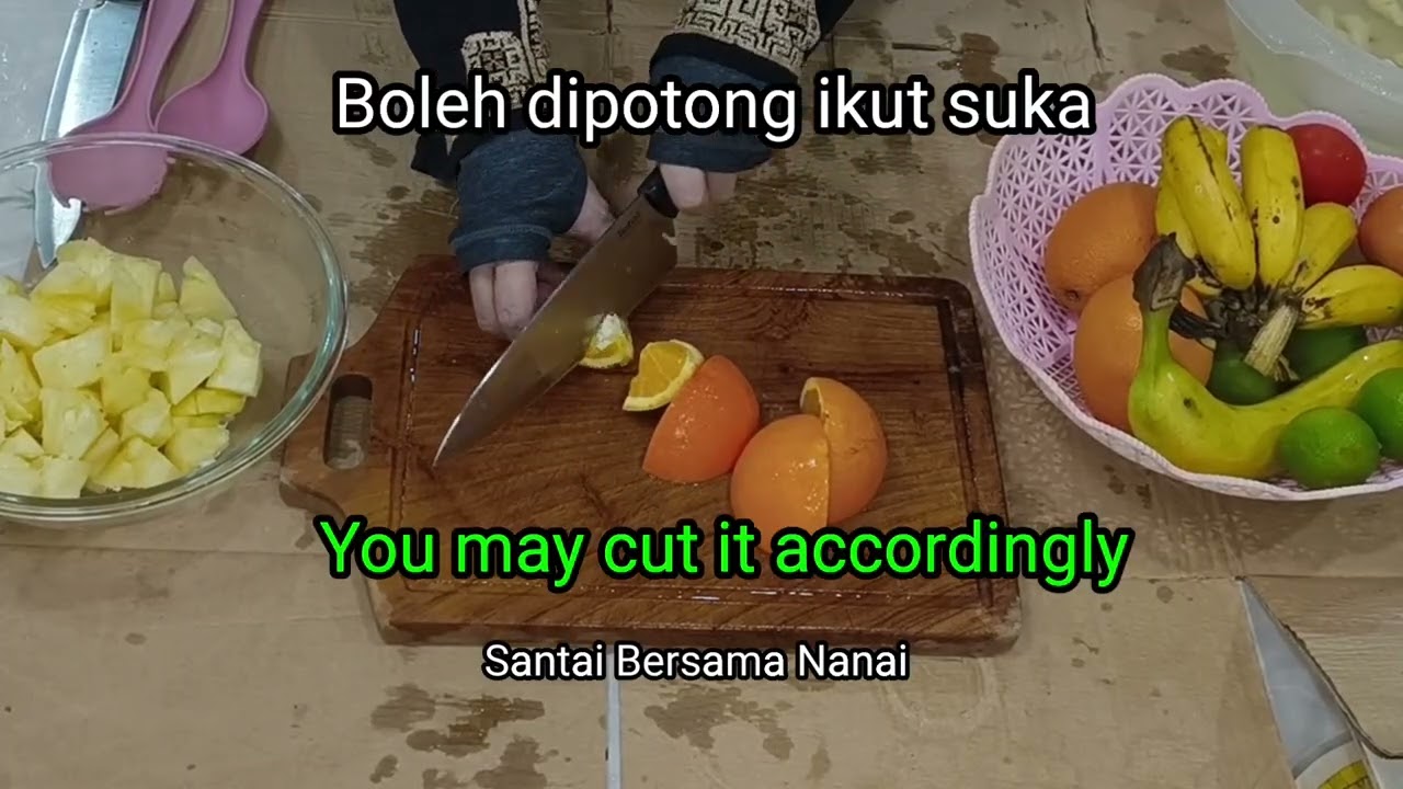 Salad nanas, limau, oren, tomato, pisang (Pineapple, lime, orange, tomato, banana salad & dressing)