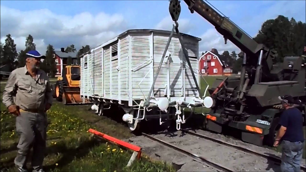 Järnvägsvagn flyttas med Myrslok och Vovlo baklastare