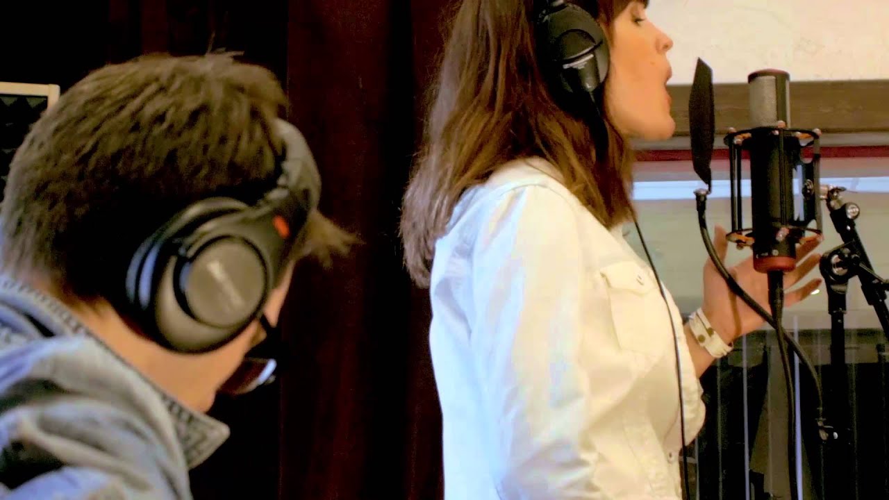 CosmoLive - Chandelier (Sia cover)