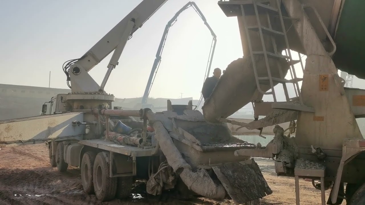 HONGDA 52m Concrete Boom Pump Truck is Working efficiently.
