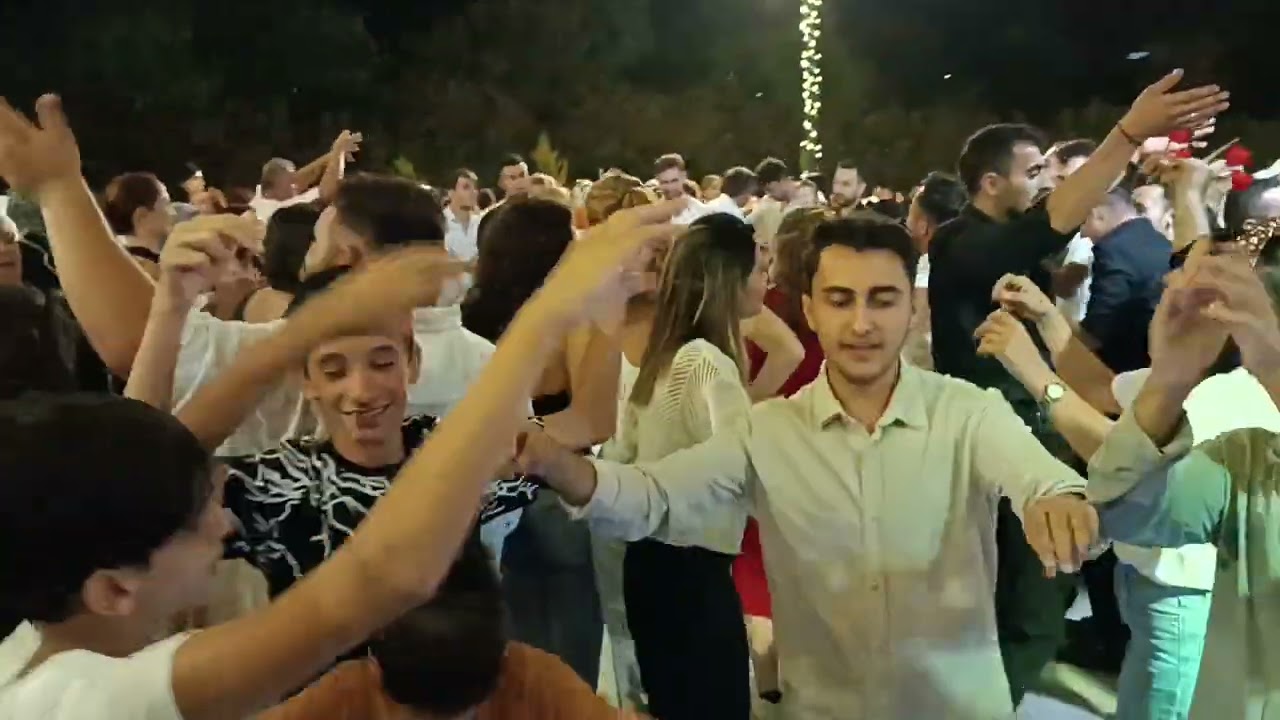 Elen Bahçede Salon ayağa kaltı yok böylesi...