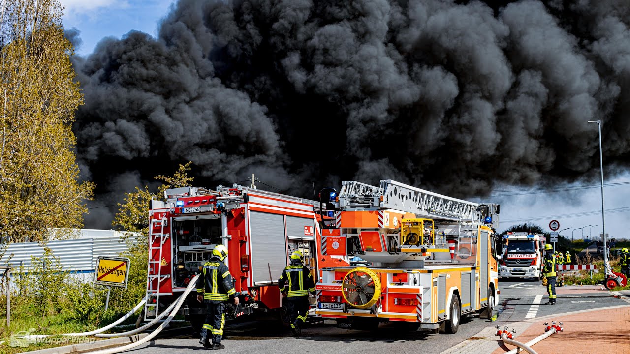 Ausgedehnter Großbrand in Neuss - Schrottplatz brennt in voller Ausdehnung | 22.04.2021
