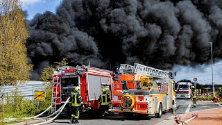 Ausgedehnter Großbrand in Neuss  Schrottplatz brennt in voller Ausdehnung | 22.04.2021