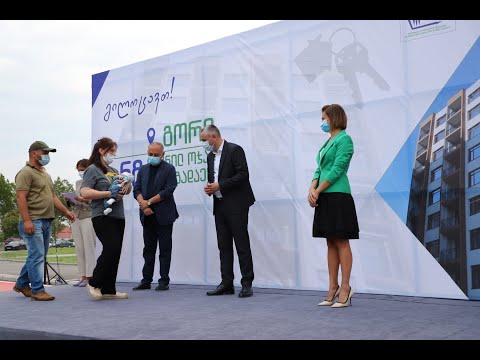 68 დევნილ ოჯახს გორში ბინა გადაეცა