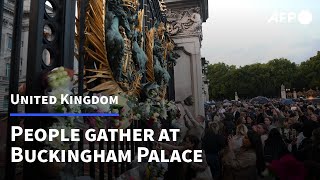 Crowds gather outside Buckingham Palace after Queen Elizabeth II dies | AFP