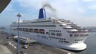 Salida del trasatlántico Oriana del puerto de Coruña con fiesta a bordo incluida