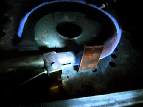 Тухнет, гаснет газовая духовка.