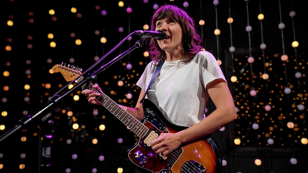 Guarda Courtney Barnett - Sugar Plum (Live on KEXP) su YouTube Guarda Courtney Barnett - Sugar Plum (Live on KEXP) su YouTube