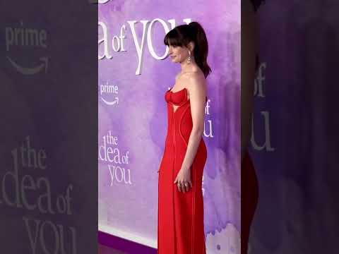 安海瑟薇即將重返大螢幕！鮮紅Versace禮服美翻了❤️！