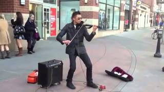Красивая игра на скрипке уличного музыканта