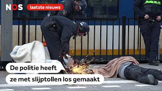 Thumbnail for Demonstranten ketenen zich vast en verstoren treinverkeer bij Den Haag