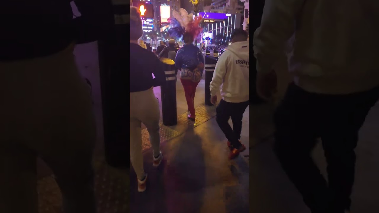 What I saw while walking the Las Vegas Strip at Night 😳