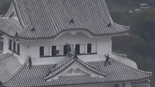 姫路城ですす払い 大天守にレンジャー隊員