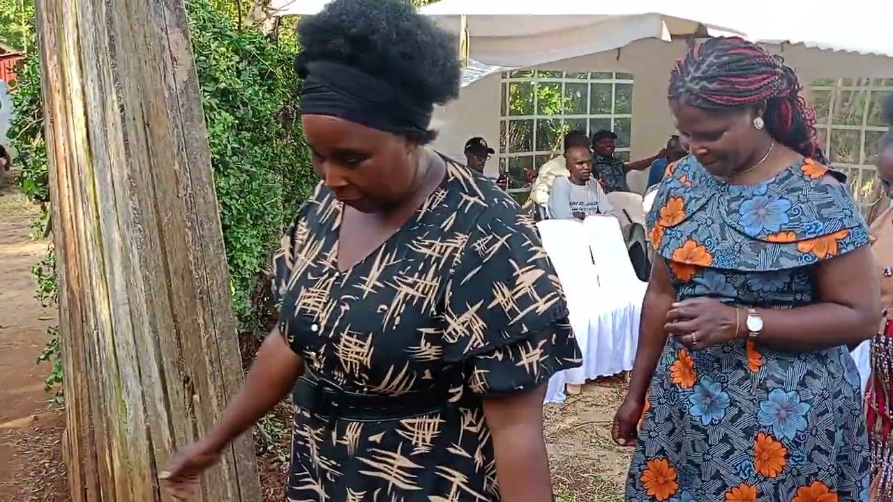 𝗗𝗲𝗿𝗿𝗶𝗰𝗸 𝗠𝗮𝗶𝗻𝗴𝗶'𝘀 𝗜𝘁𝗮𝗿𝗮 𝗔𝗺𝗲𝗿𝘂 𝗖𝘂𝗹𝘁𝘂𝗿𝗮𝗹 𝗖𝗲𝗿𝗲𝗺𝗼𝗻𝘆. 𝗧𝗵𝗲 𝗯𝗿𝗶𝗱𝗲'𝘀 𝗽𝗮𝗿𝗲𝗻𝘁𝘀 𝘃𝗶𝘀𝗶𝘁𝘀 𝘁𝗵𝗲 𝗴𝗿𝗼𝗼𝗺'𝘀 𝗵𝗼𝗺𝗲