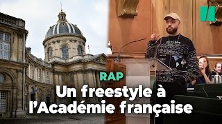 Le rappeur Oli déclame un freestyle sur le 