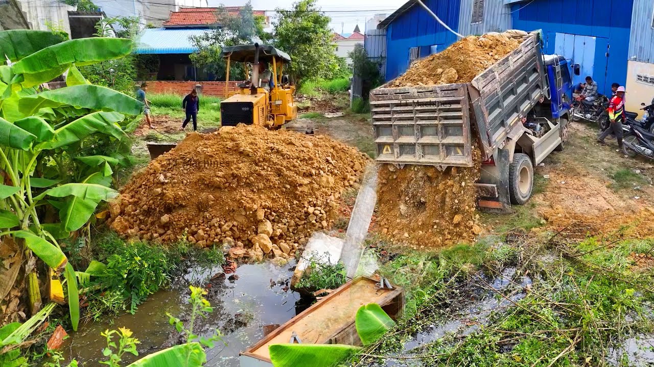Great Skills Job First Start Removal Clearing Grass Trash & Push Stone Filling Small Land Use Dozer