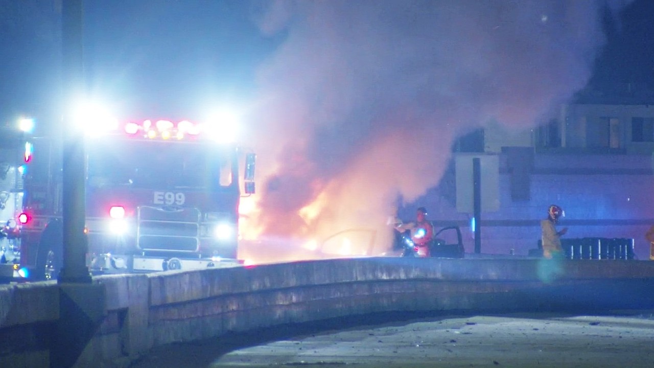 Fiery Crash Shuts Down 405 Freeway in Sherman Oaks - YouTube