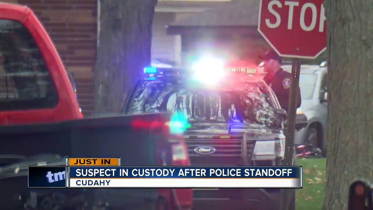 Suspect in custody after police standoff in Cudahy - YouTube