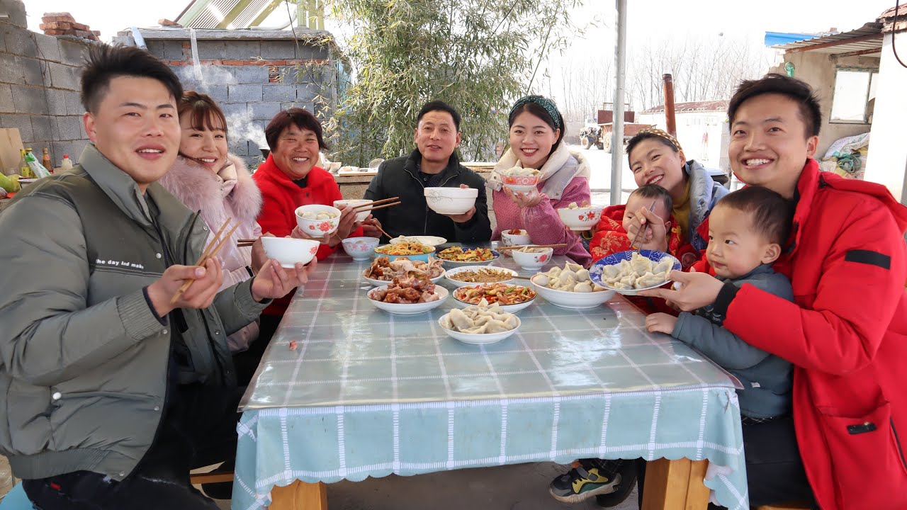 小乔送老妈大红袄，老妈乐的包饺子给她吃，好吃的饺子浓浓的年味