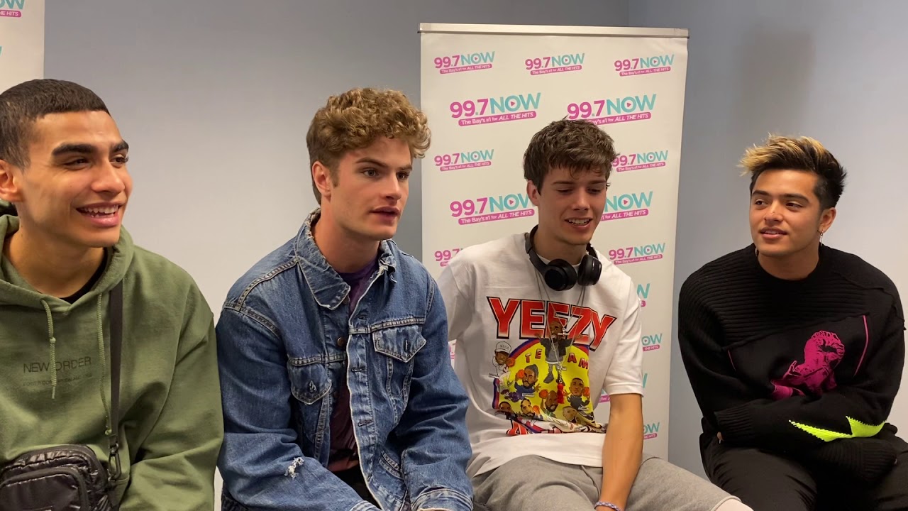 В реальной жизни отвечает на вопросы фанатов из Twitter!