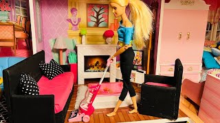 Barbie Cleans House, Barbie &amp; friends go Shopping!