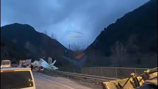 Pamukova–Adapazarı Yolunda Et Yüklü Tır Devrildi: Trafik Kilitlendi..