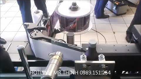 Máy in phun LINX In date trên chuyền dán nhãn chai tròn