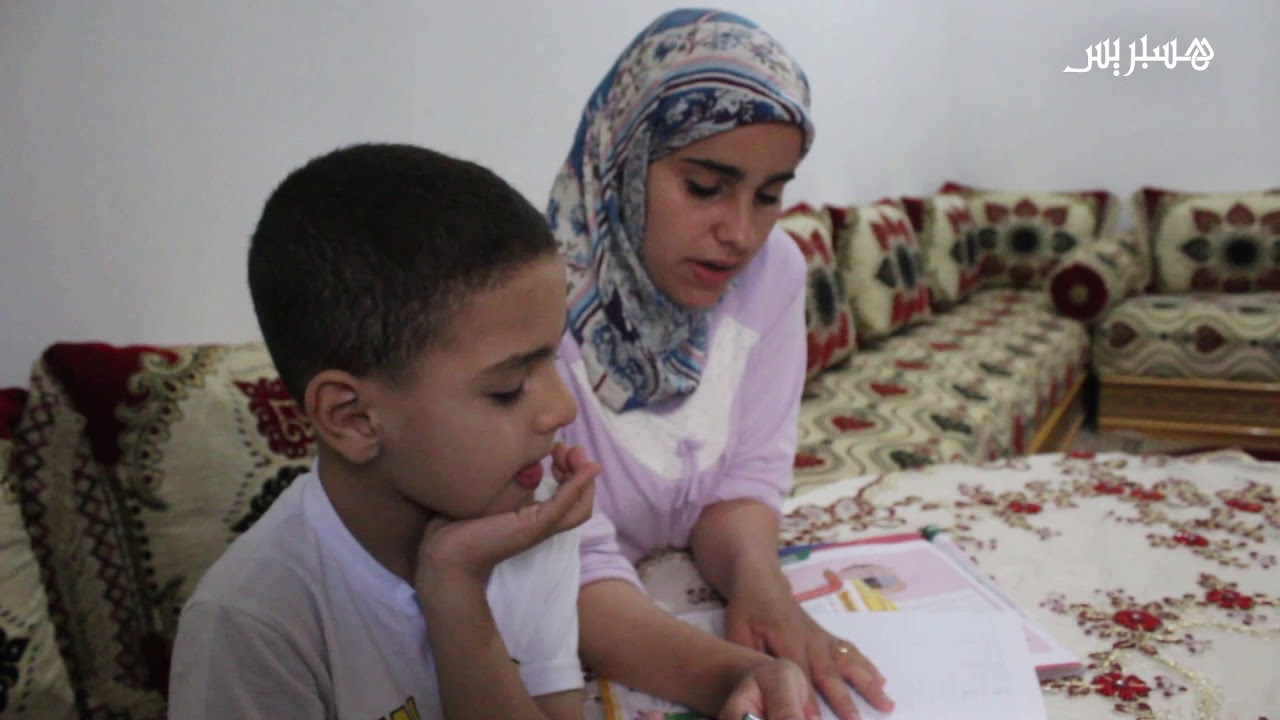 أم تنجح في التعامل بإيجابية مع مرض طفلها التوحدي آدم