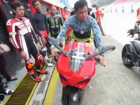 Good and correct cornering techniques for racers