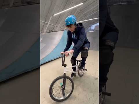 Видео: Трюки на самокате и BMX #самокат #скейтпарк #bmx #трюкинасамокате #scooter