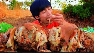 Download Lagu DEVOURING 10KG BRAISED PIG HEAD WITH SPICY “CHÉO” DIP – FRESH VEGGIES \u0026 CRAZY DELICIOUS! MP3