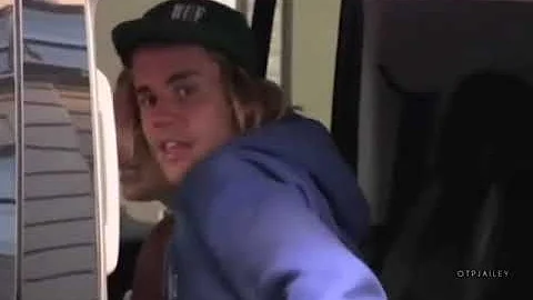 Justin Bieber kissing Hailey Baldwin in his car