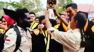 Usai Wisuda Unib, Menggema lagu Papua 'Sajojo'