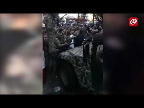 هرج ومرج في كورنيش المزرعة والحريري يلي فعل ا بحبني يطلع من الطرقات